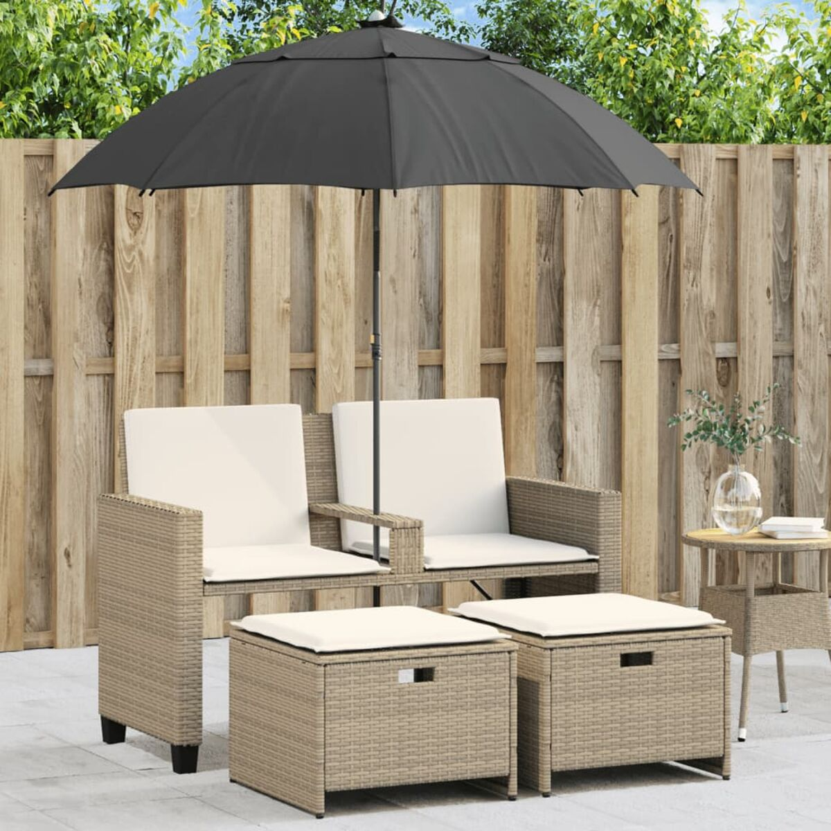 Set di sedute da esterno in rattan. Include un divano, due pouf, un tavolino e un ombrellone.