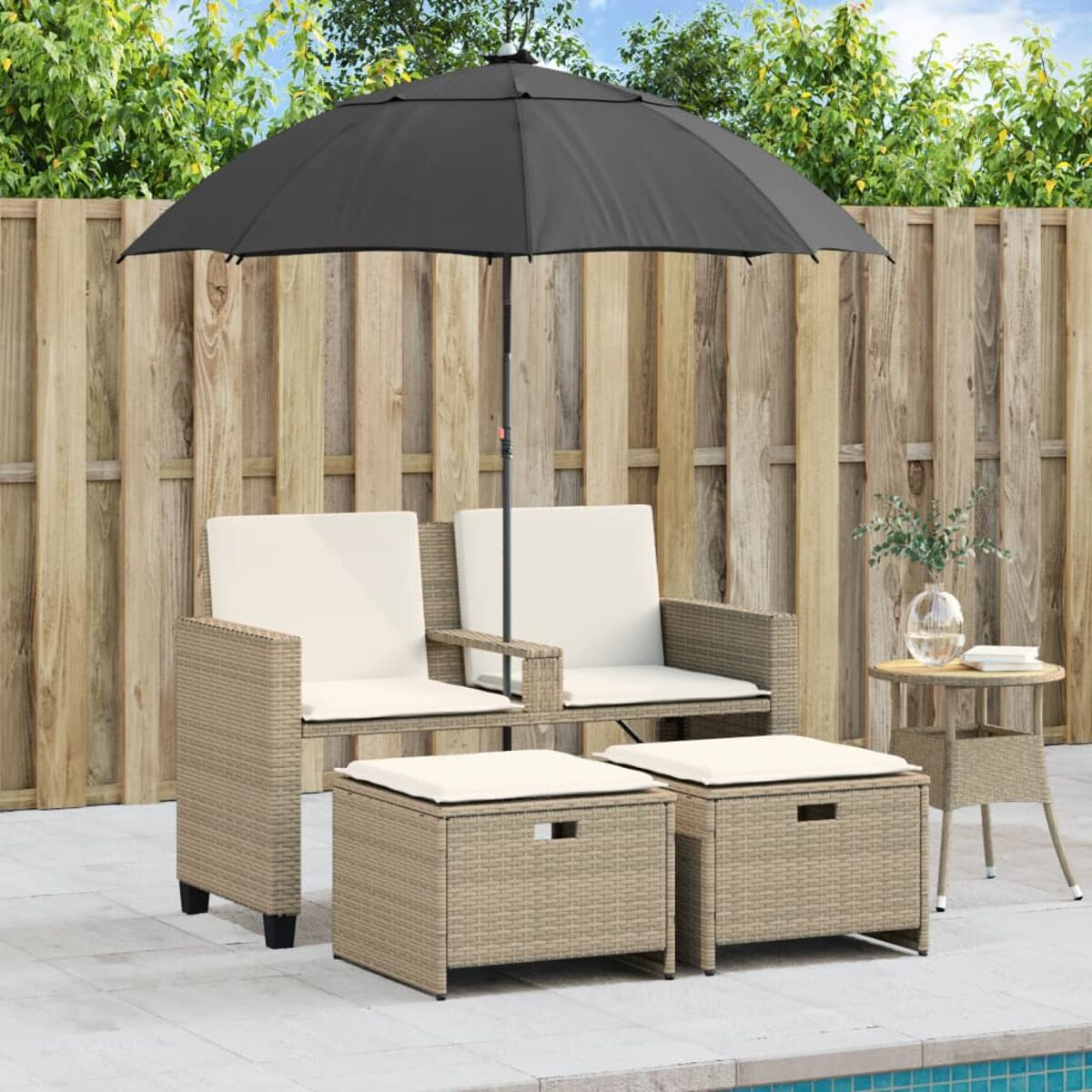 Set di sedute per esterni, cuscini beige, ombrellone. Include due pouf e un tavolino.