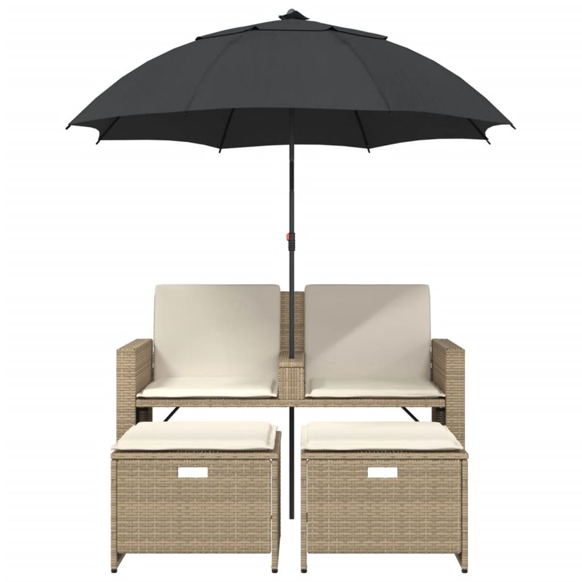 Un set da patio con ombrellone nero, due sedie e due poggiapiedi, tutto in vimini marrone chiaro.