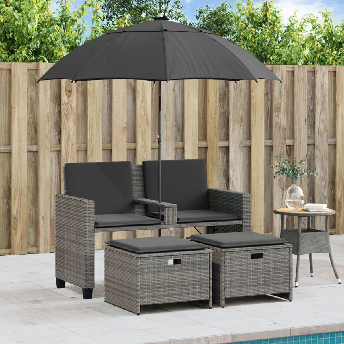 Set di sedute da esterno con tavolo, sedie e ombrellone. Include pouf e una piscina nelle vicinanze.