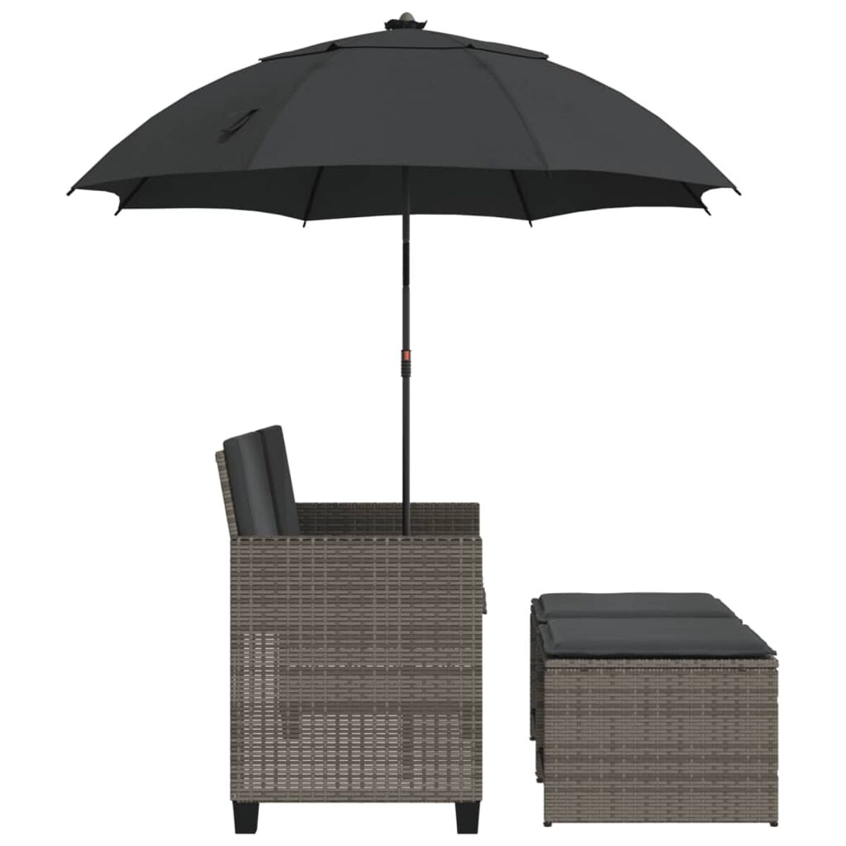 Set divano in vimini grigio con ombrellone nero. Il set include divano, due pouf. Sfondo bianco.