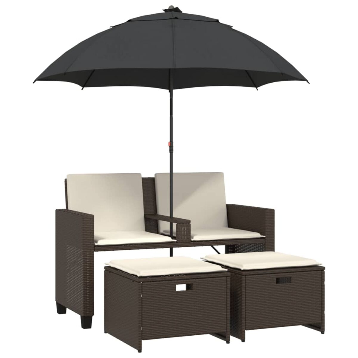 Set in vimini marrone con divanetto, due pouf e un ombrellone su sfondo bianco.