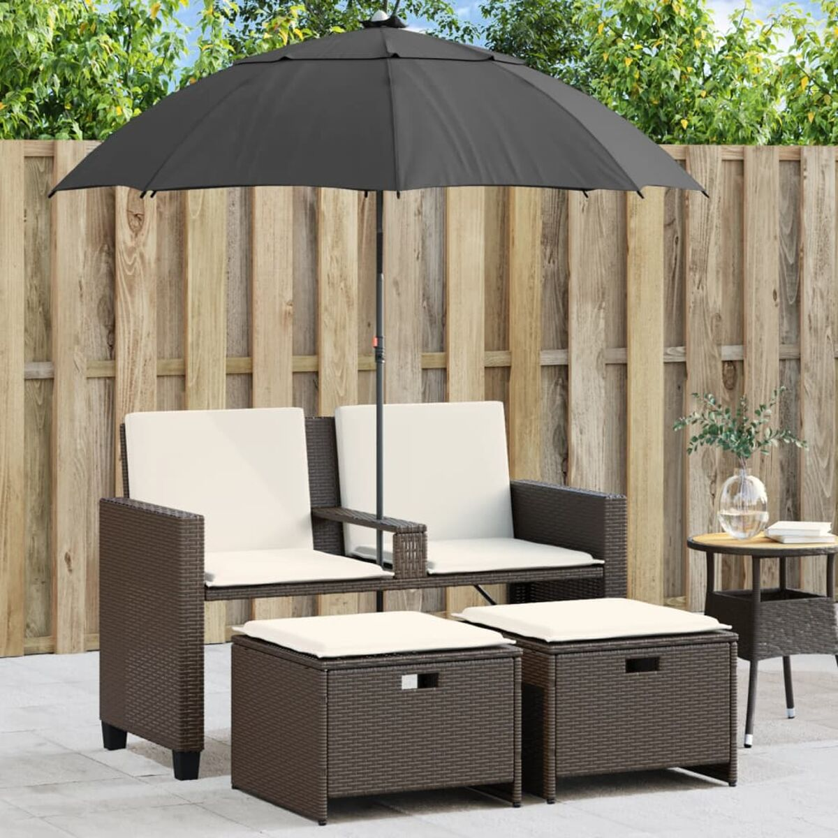 Set di sedute da esterno con divano, due pouf e un tavolino con ombrellone.