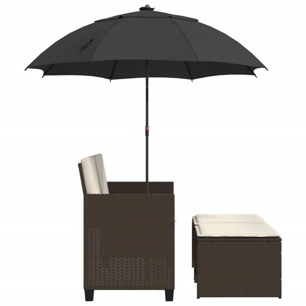 Set in vimini marrone con ombrellone. Include una sedia e un pouf con cuscini bianchi.
