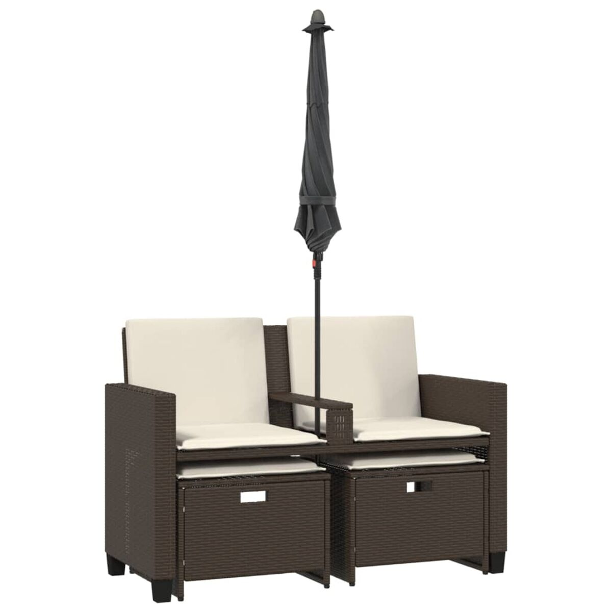 Due sedie in rattan marrone con cuscini color crema, un ombrello, su sfondo bianco.