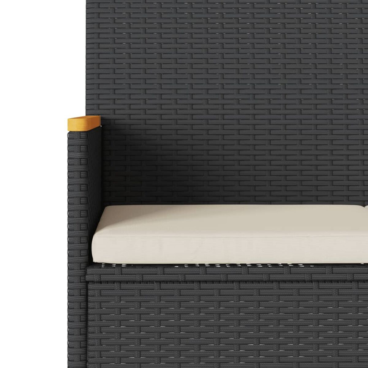 Primo piano di una panca in vimini grigio scuro con cuscino beige e bracciolo in legno.