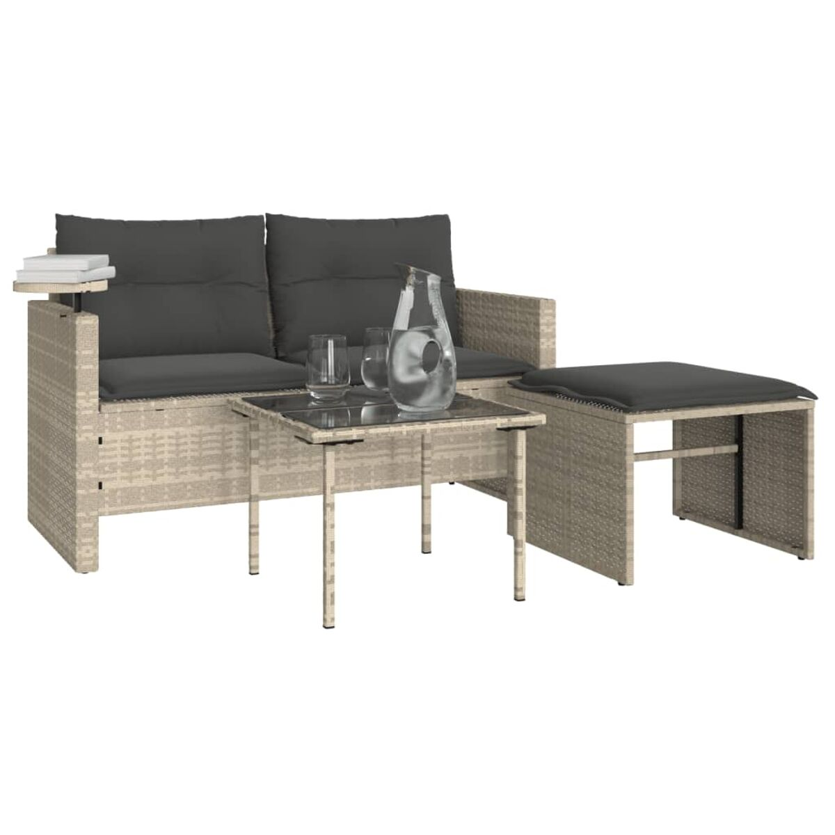 Set da esterno con divano, pouf e tavolino. Cuscini neri visibili.