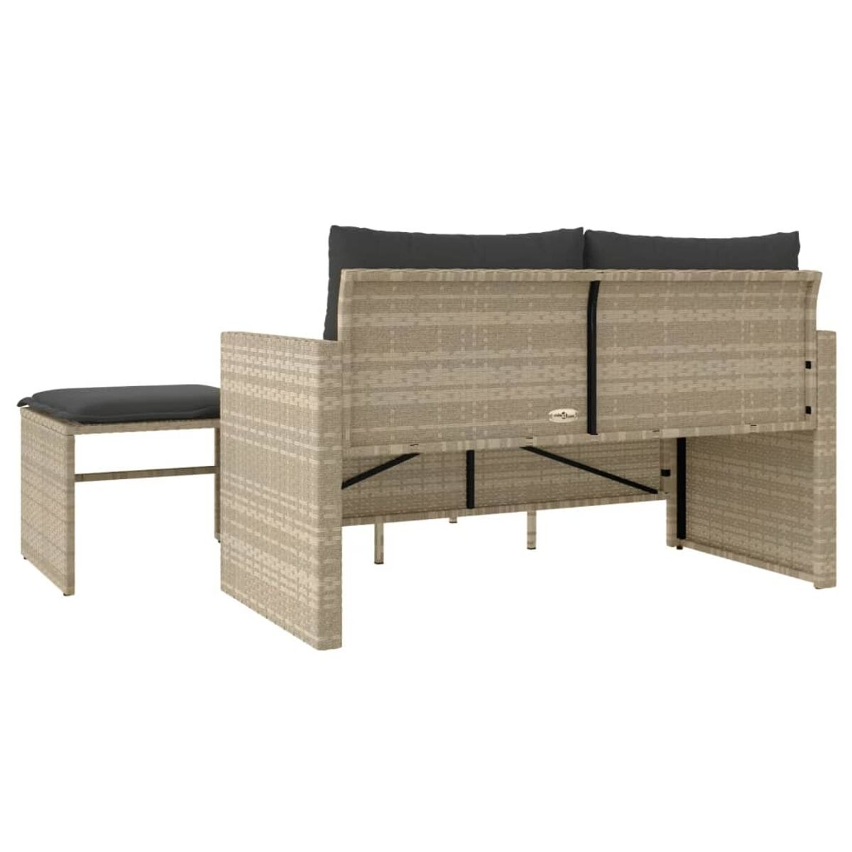 Divano in vimini da esterno con pouf coordinato, entrambi con cuscini grigio scuro. Materiale intrecciato chiaro.