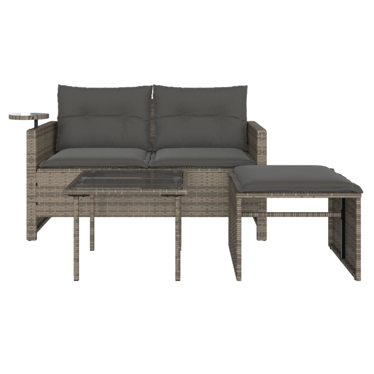 Un set di divani in rattan con un tavolino, un tavolino da caffè e un pouf.