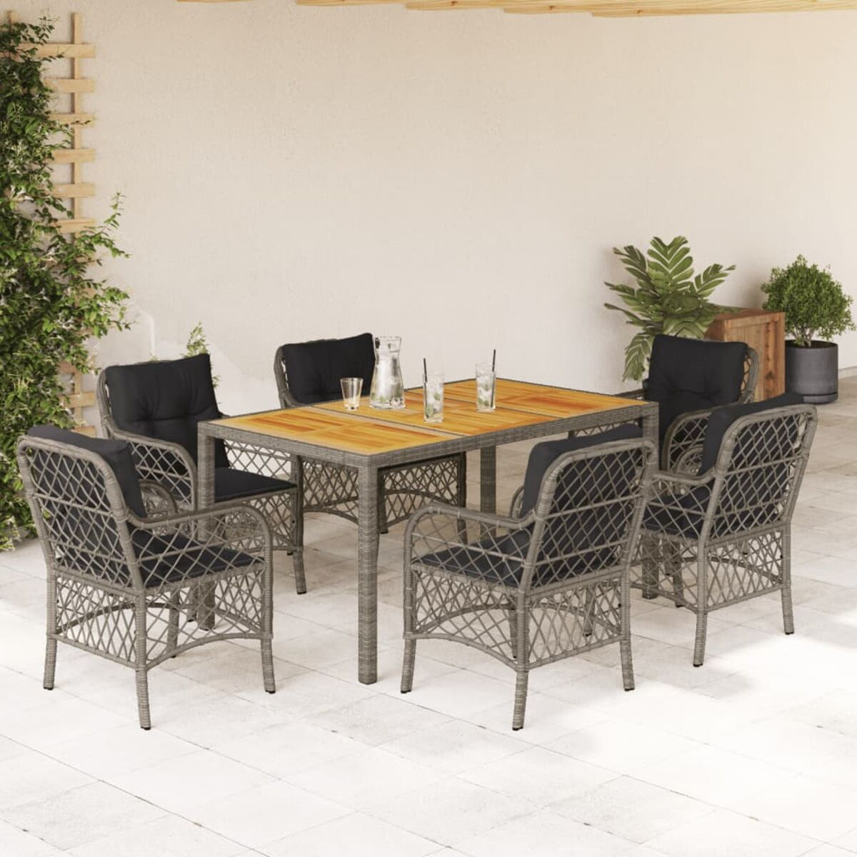Essgruppe für den Außenbereich mit quadratischem Holztisch und sechs Stühlen mit schwarzen Kissen.