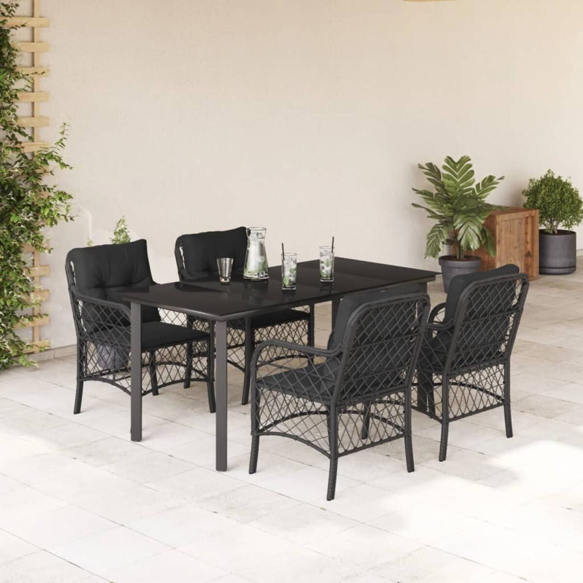 Schwarzes Ess-Set für draußen mit Tisch und vier Stühlen.
