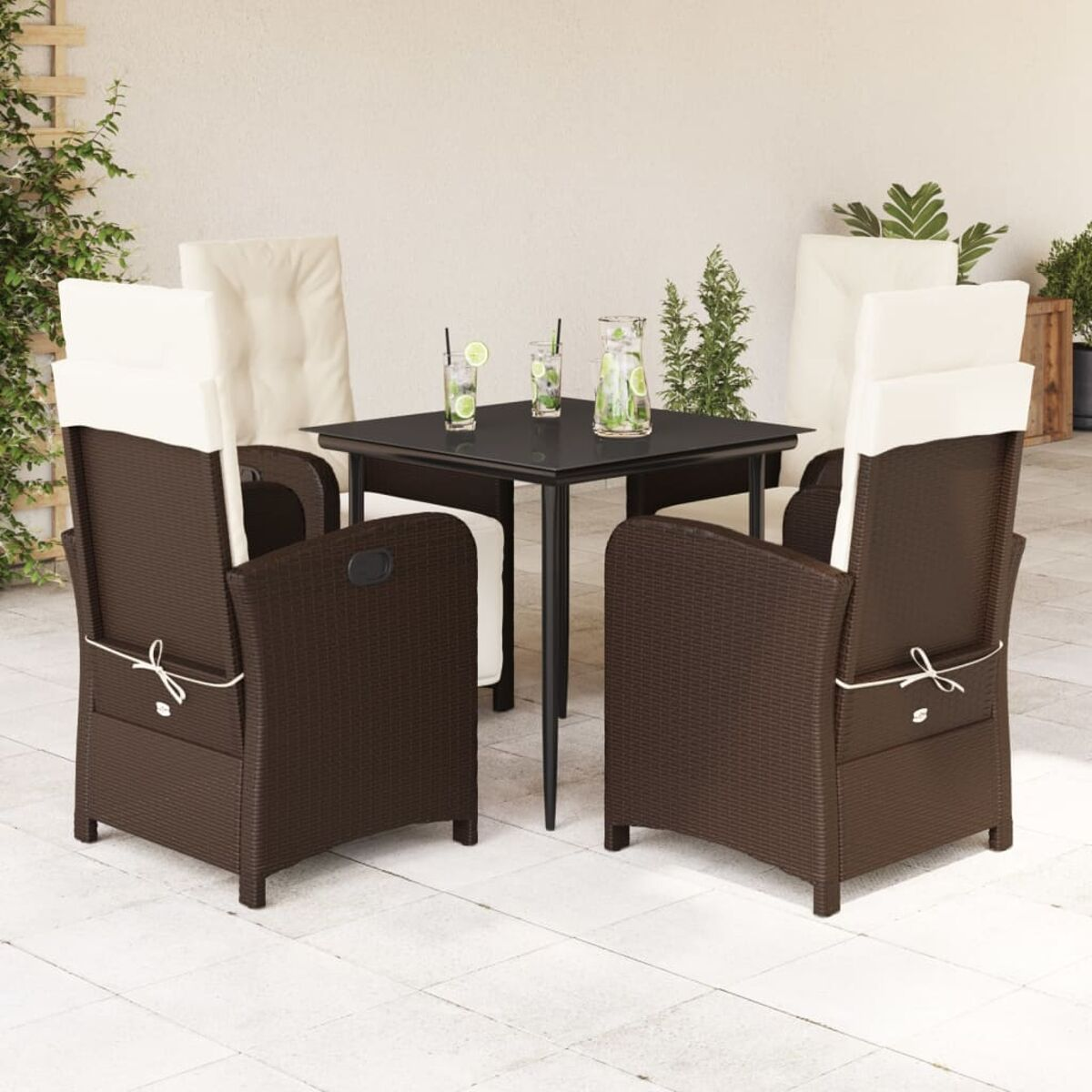 Terrassenset mit vier Stühlen, einem Tisch mit Getränken und neutralem Hintergrund.