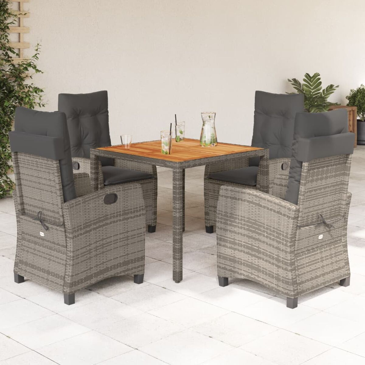 Essgruppe für den Außenbereich mit Stühlen und Tisch. Graues Geflecht, quadratischer Tisch. Stühle mit grauen Kissen.