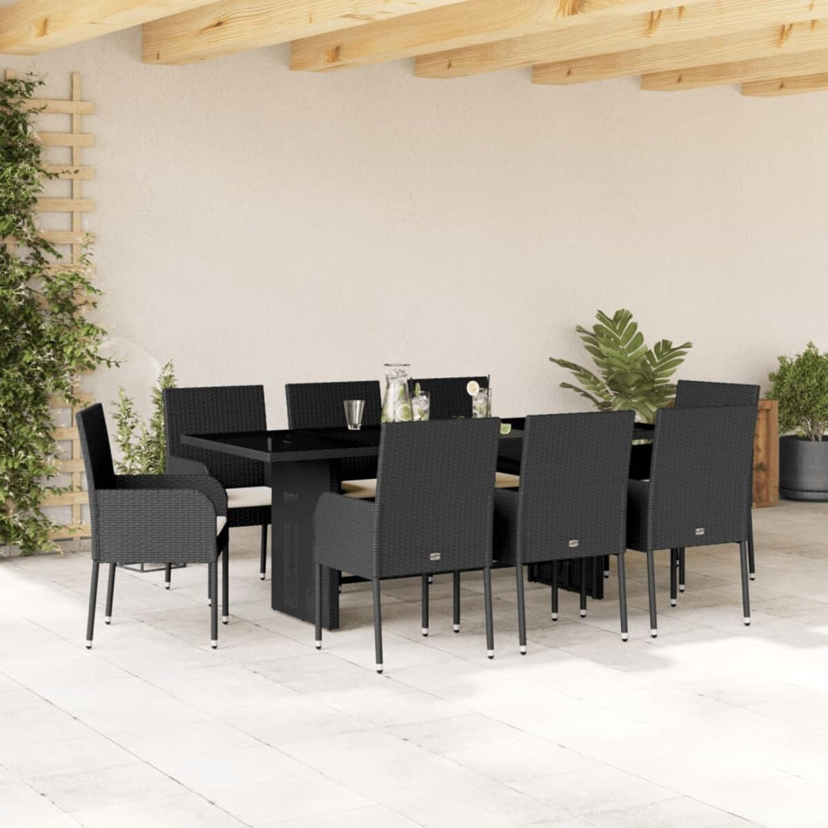 Schwarzes Ess-Set für den Außenbereich aus Korbgeflecht. Tisch und Stühle auf der Terrasse.