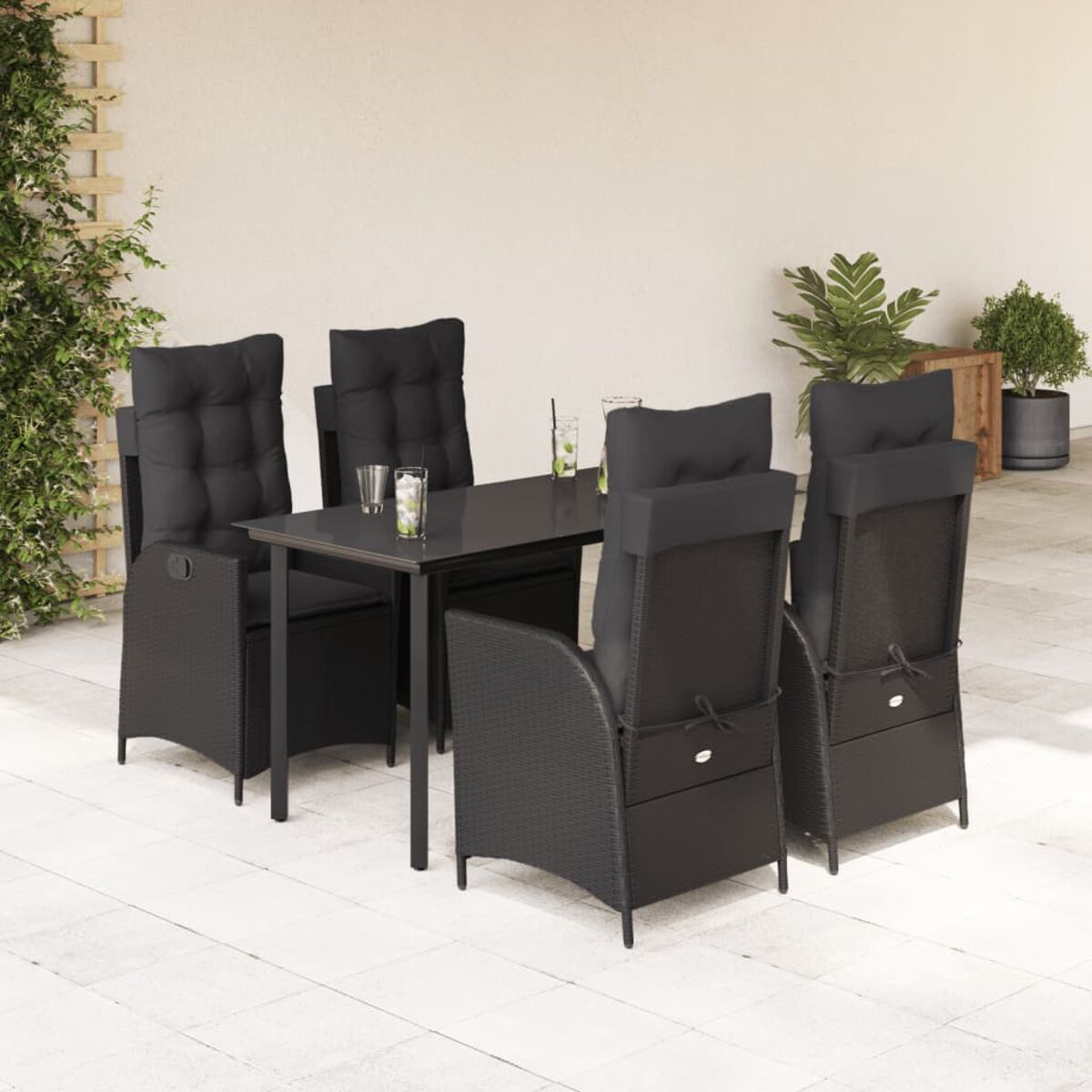 Set da pranzo all'aperto: tavolo, sei sedie. Sedie intrecciate nere, piano nero, ambiente patio.
