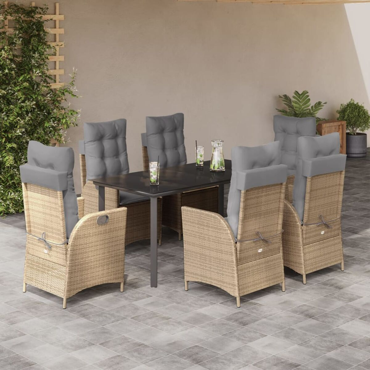 Set da pranzo all'aperto: tavolo e sedie. Sedie beige, tavolo nero, cuscini grigi.