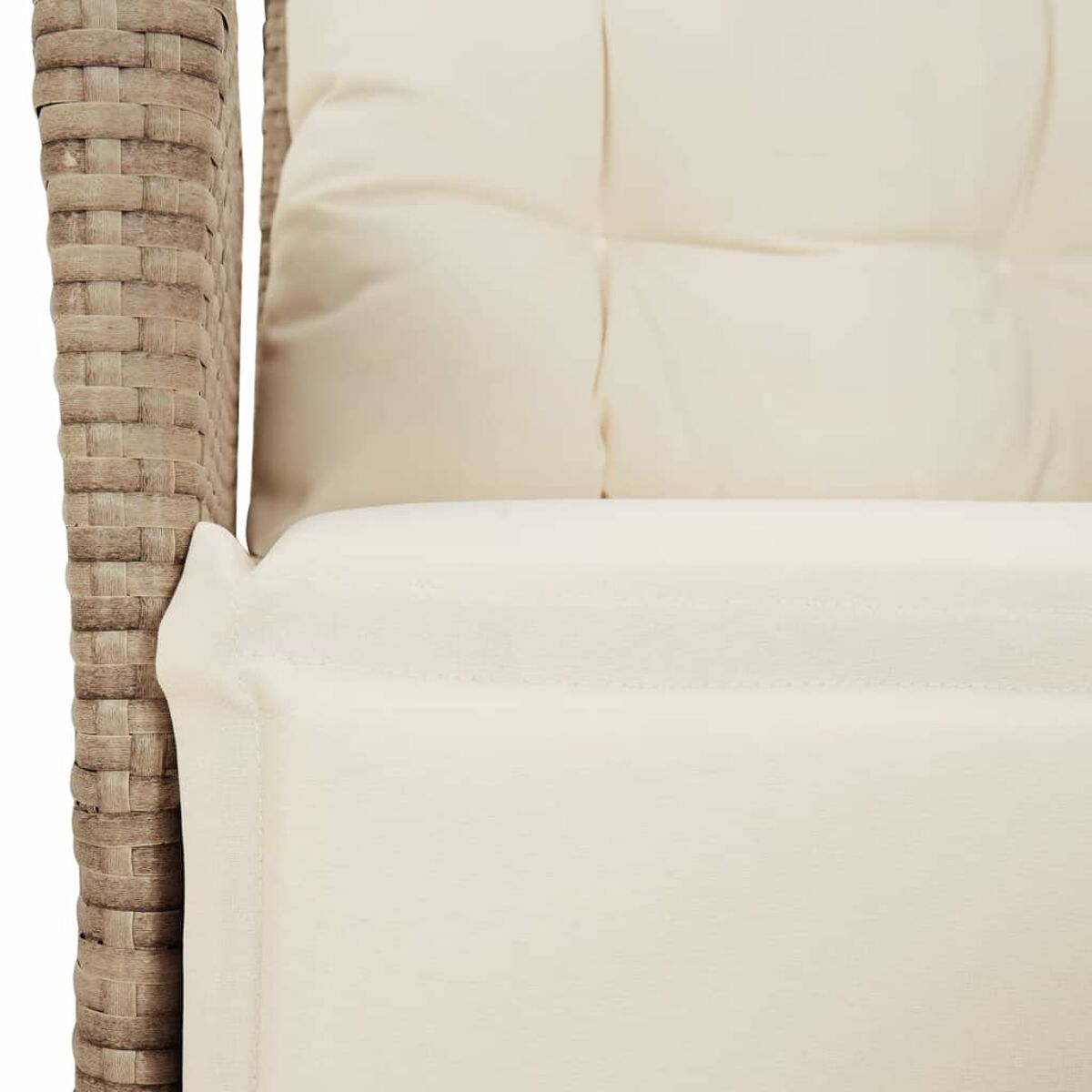 Primo piano di un cuscino per sedia in vimini beige. Tessuto beige, design trapuntato.
