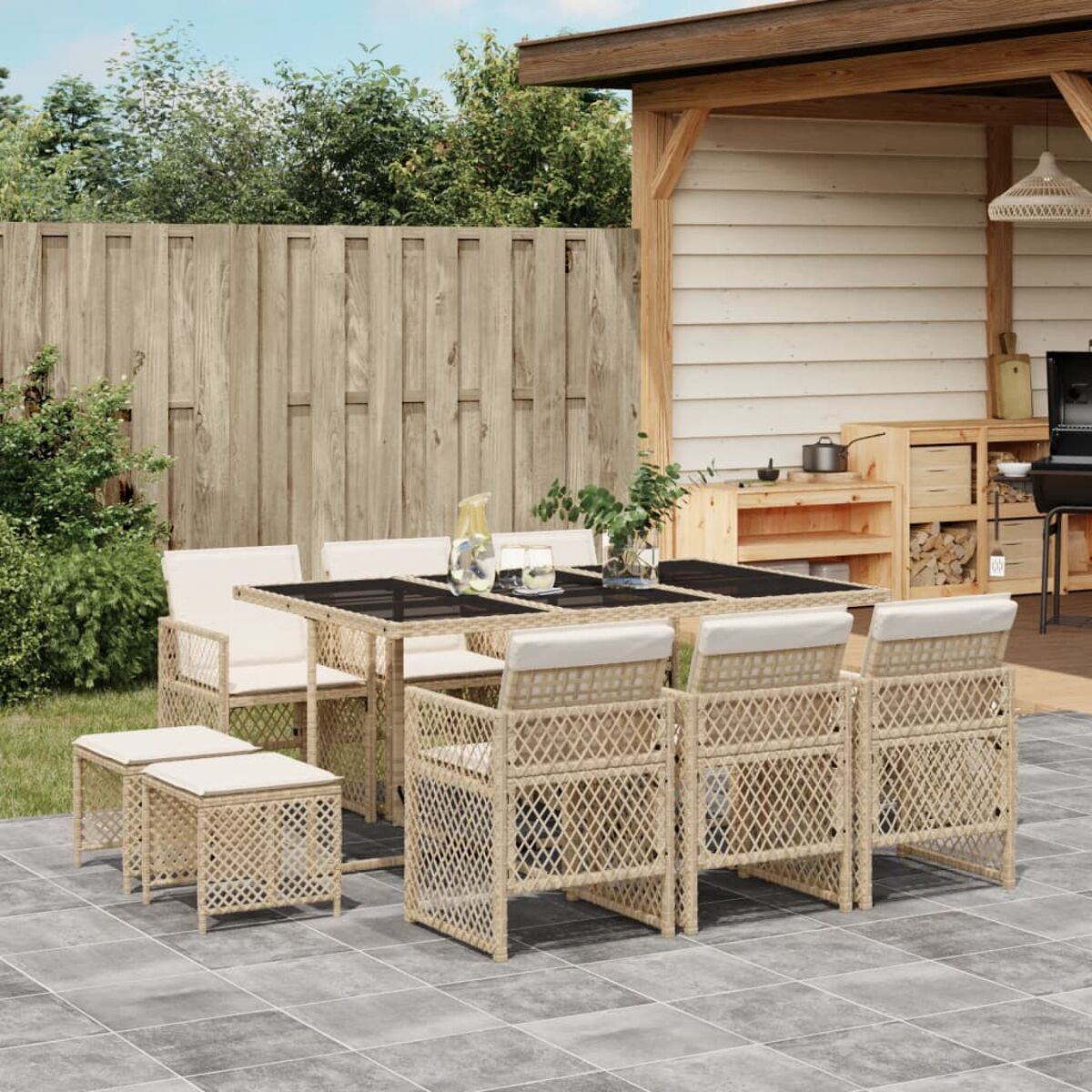 Essgruppe im Freien auf einer Terrasse mit Tisch, Stühlen und Pflanzen.