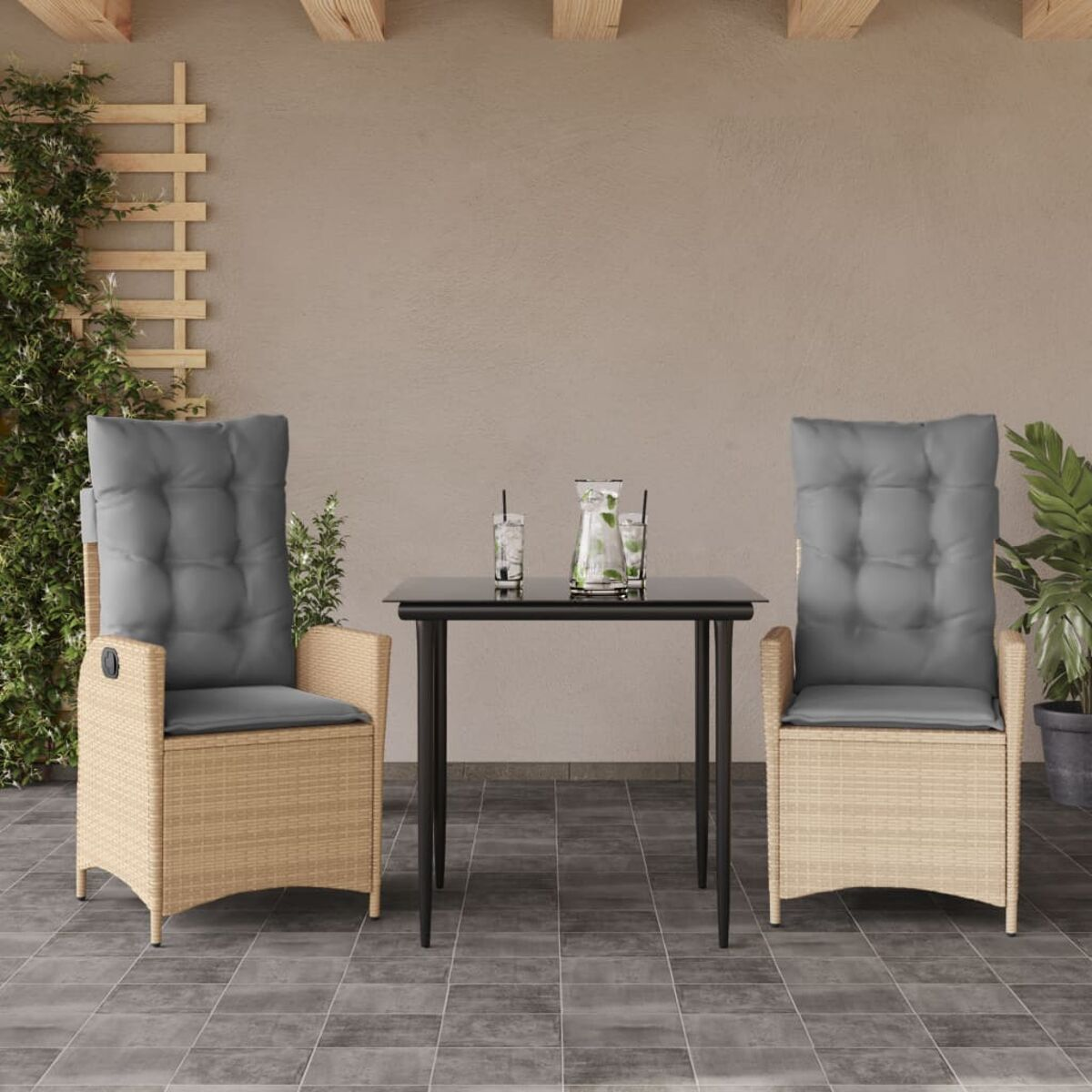 Scena all'aperto con tavolo e sedie. Sedie in rattan con cuscini grigi, tavolo con bicchieri.