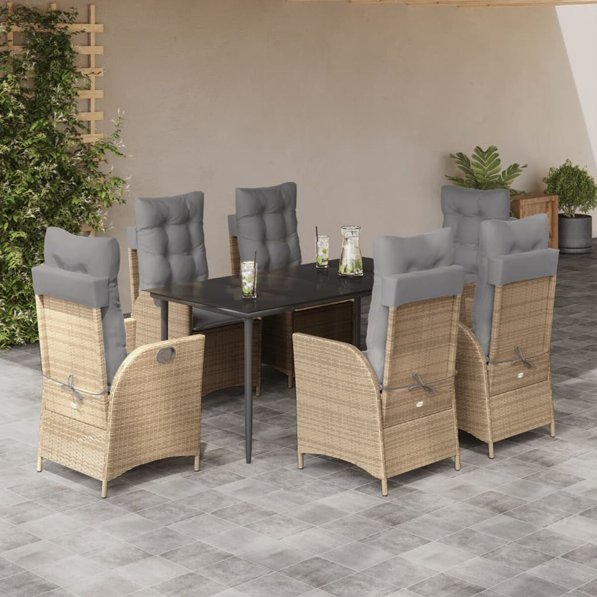 Un set da patio con un tavolo nero e sei sedie in vimini con cuscini grigi.