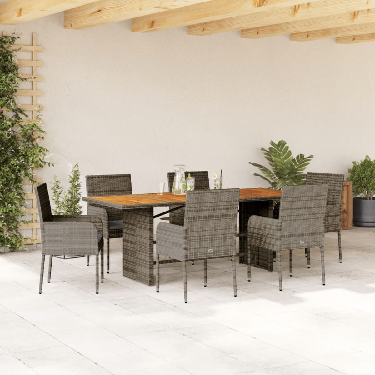 Essgruppe für den Außenbereich: Tisch und sechs Stühle. Graue Webstühle, Holztischplatte, beige Wand.