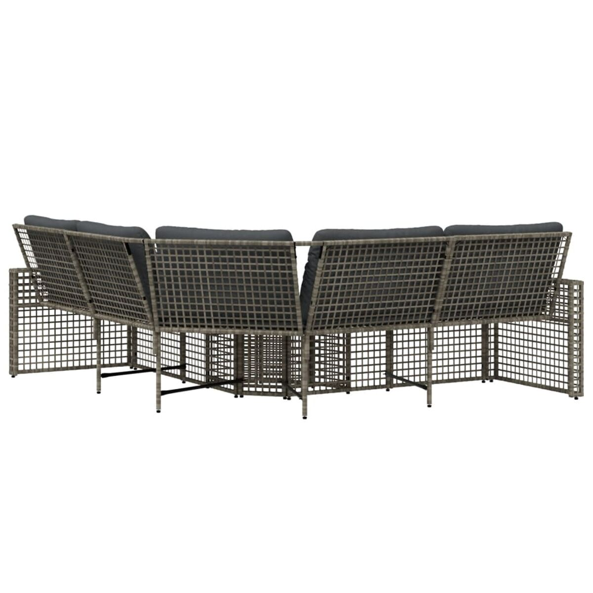 Divano curvo in rattan con cuscini grigio scuro. Sedie disposte a semicerchio.