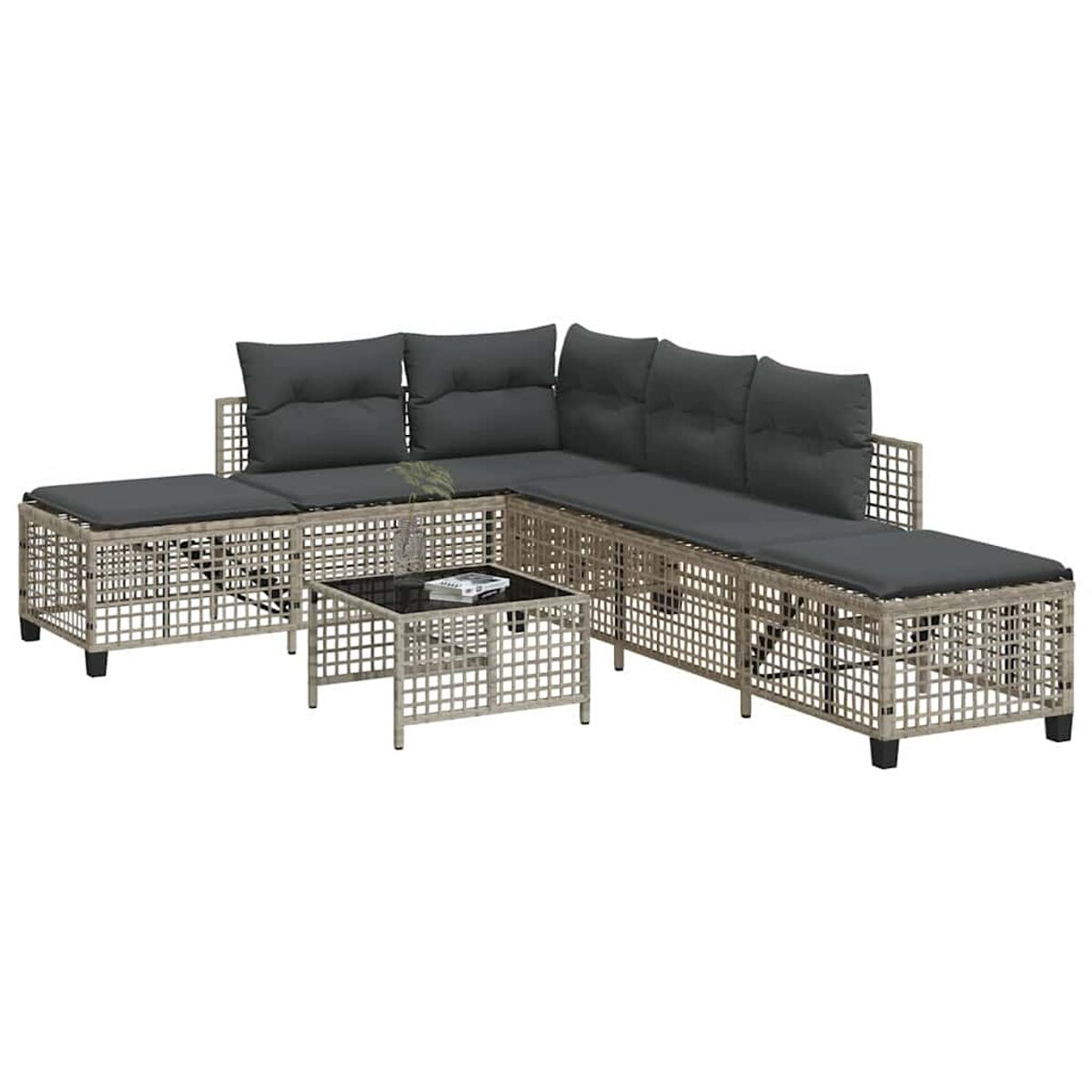 Geflochtenes Outdoor-Sofaset mit Kissen und kleinem Tisch.