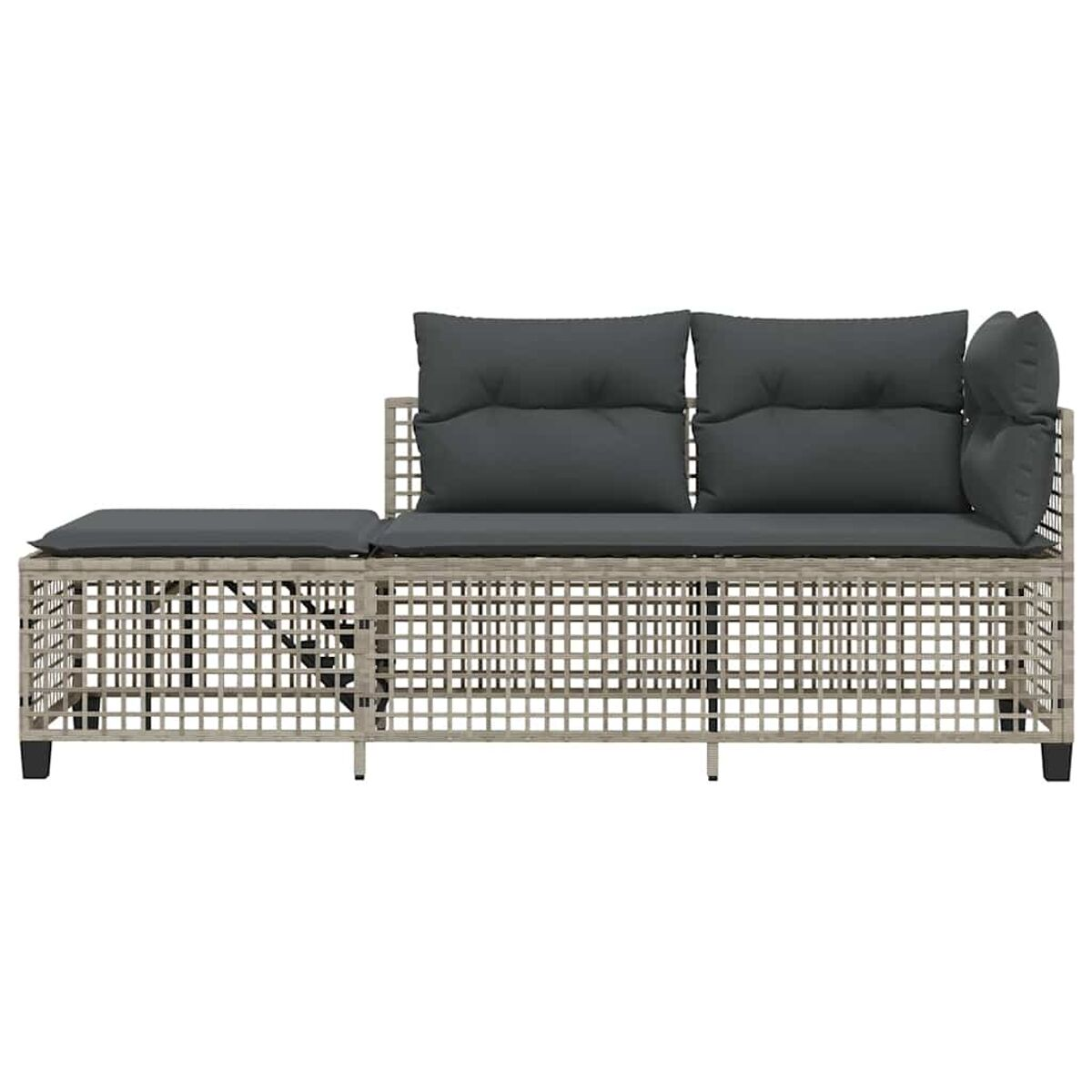 Ein hellbraunes Korbmöbel-Sofa mit dunkelgrauen Kissen und einem passenden Hocker. Weißer Hintergrund.