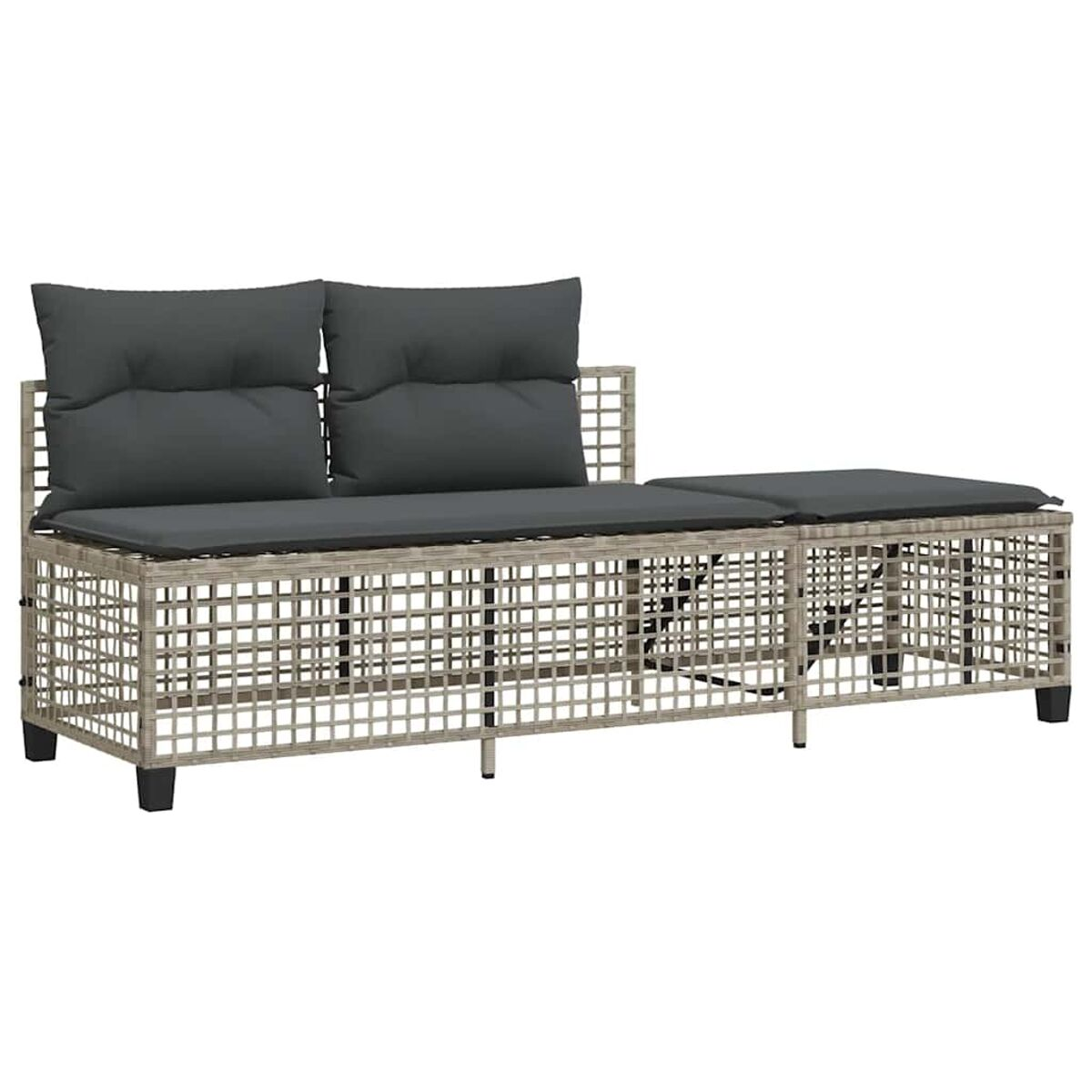 Rattan-Sofa mit dunkelgrauen Kissen. Gitterdesign, schwarze Beine. Weißer Hintergrund.