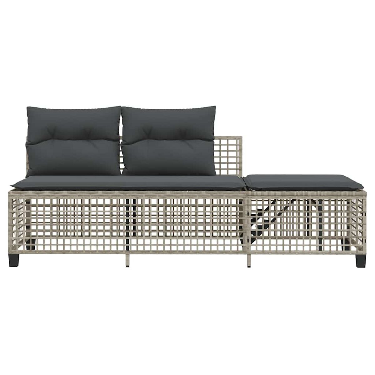 Ein graues Outdoor-Sofa aus Korbgeflecht mit zwei Kissen. Rechts ist ein passender Hocker.