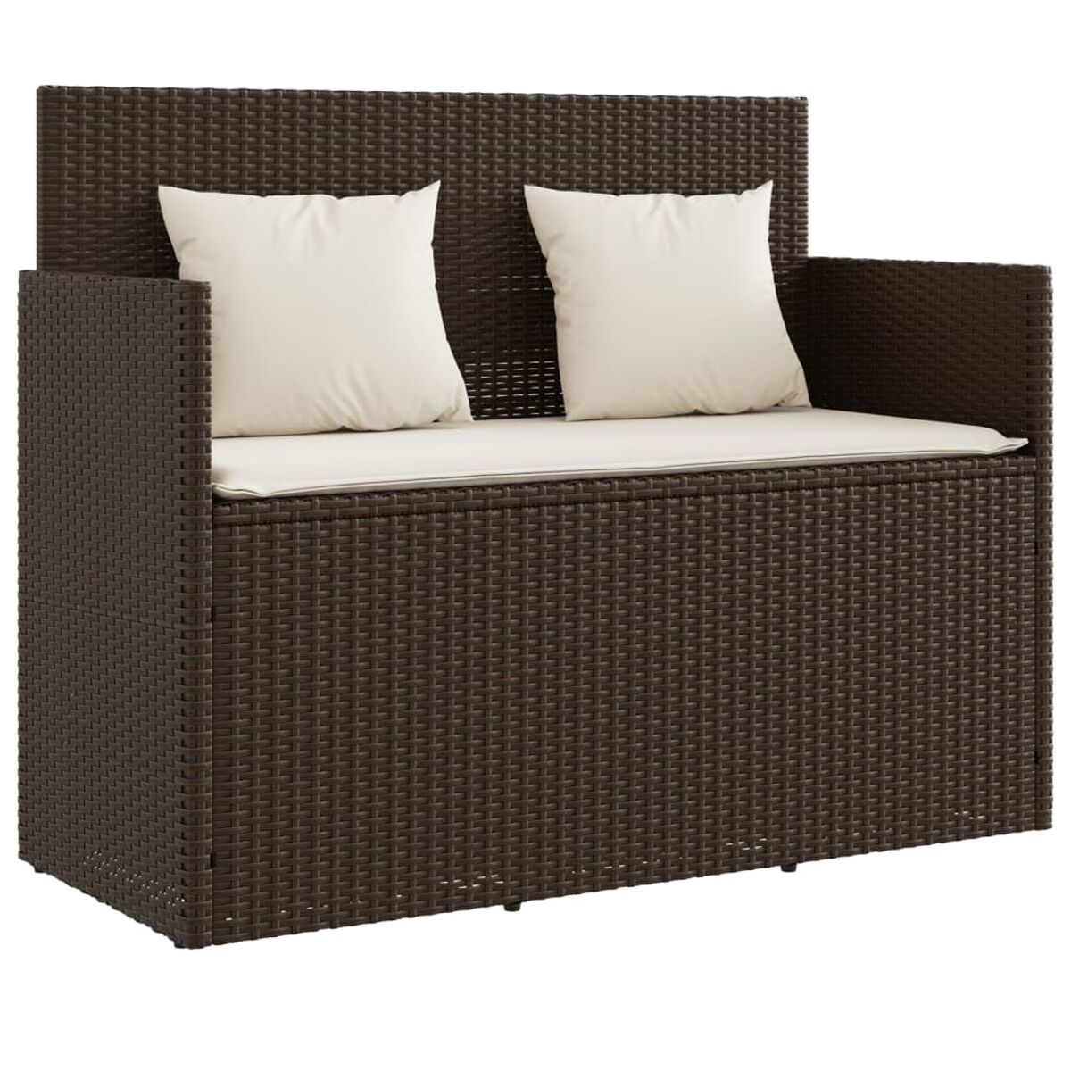 Eine braune Rattan-Liege mit zwei weißen Kissen auf weißem Hintergrund.