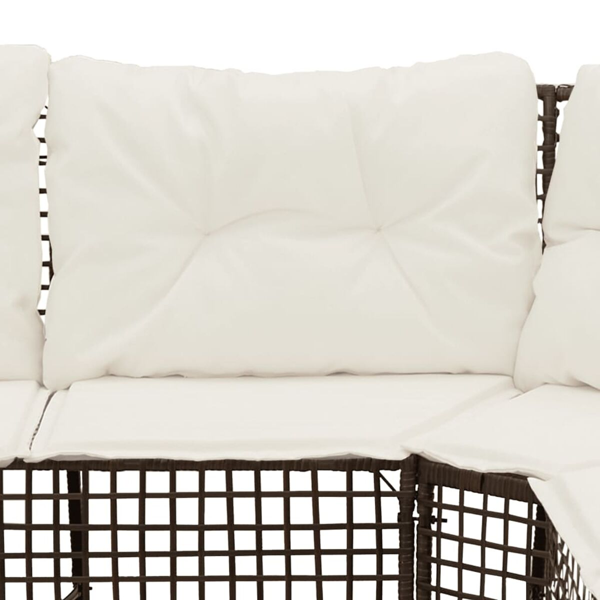 Nahaufnahme eines Sofas mit weißen Kissen. Das Sofa hat einen dunkelbraunen, gewebten Rahmen.