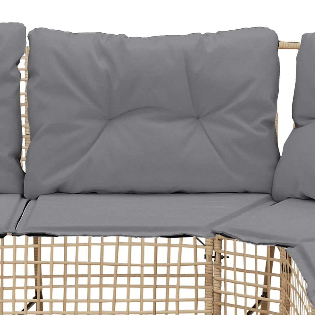 Primo piano di un cuscino grigio su una sedia in rattan intrecciato. Il cuscino ha un design con bottoni.
