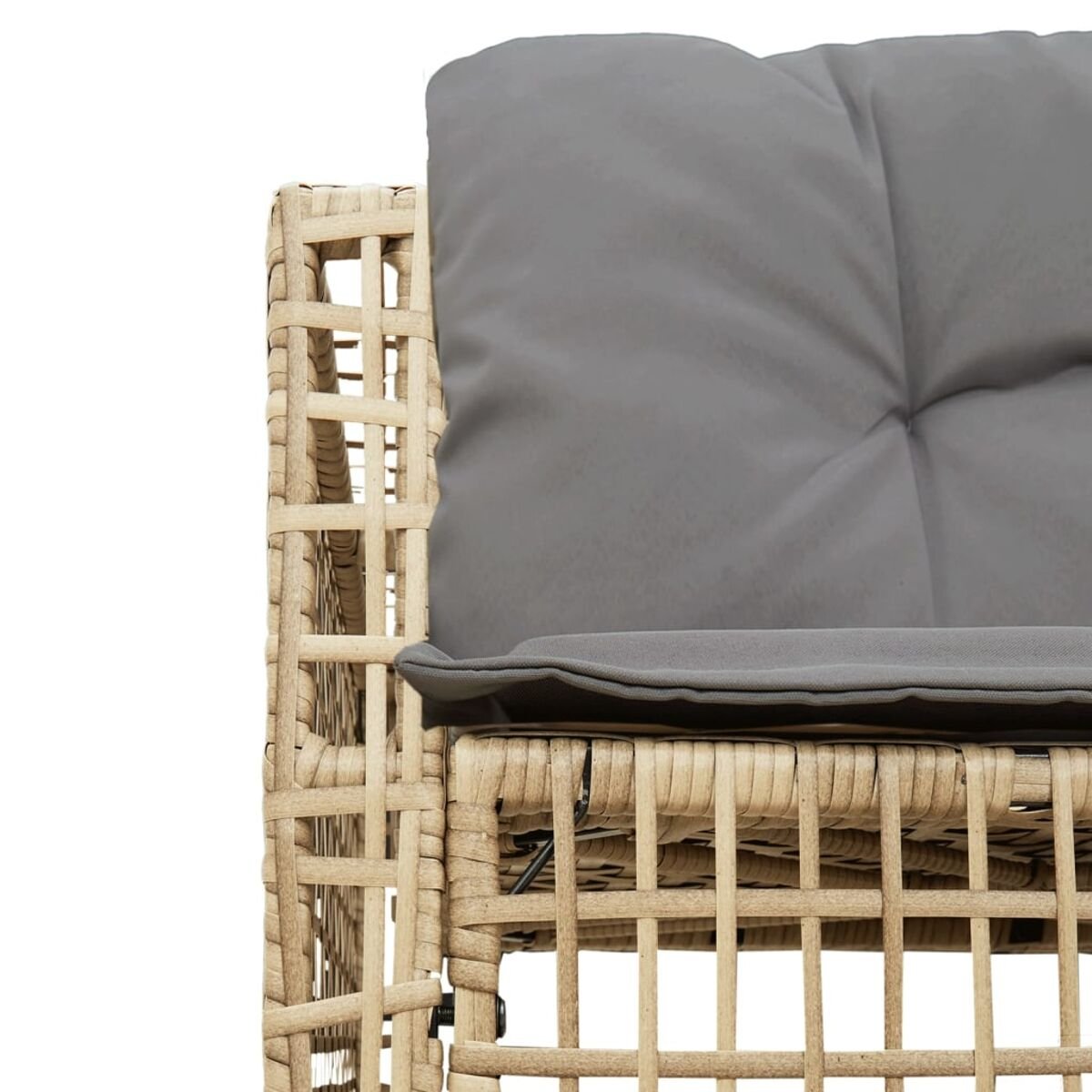 Primo piano di una sedia beige intrecciata con un cuscino grigio.
