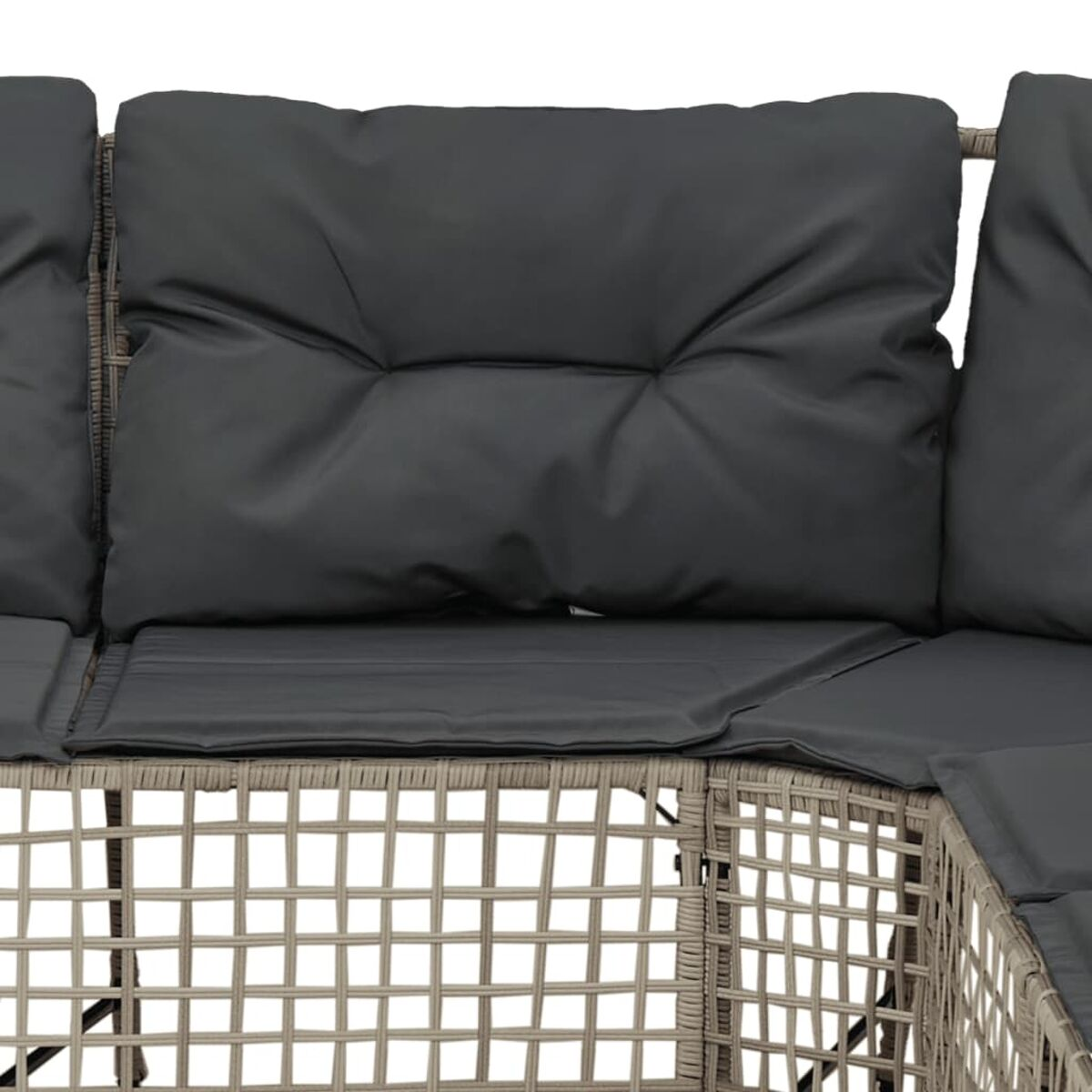 Primo piano di un cuscino grigio su mobili in rattan. Tessuto intrecciato visibile.