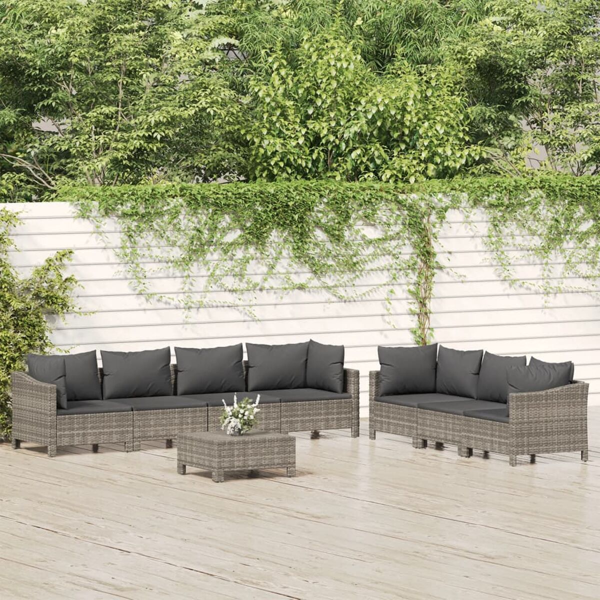 Outdoor-Sitzgruppe mit Sofas und Tisch. Die Szene umfasst Grün und einen Holzboden.