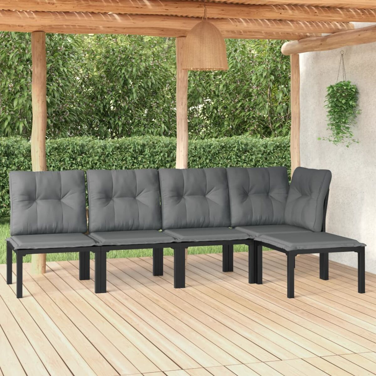 L-förmiges Outdoor-Sofa mit Kissen auf Holzterrasse, unter Holzpergola.