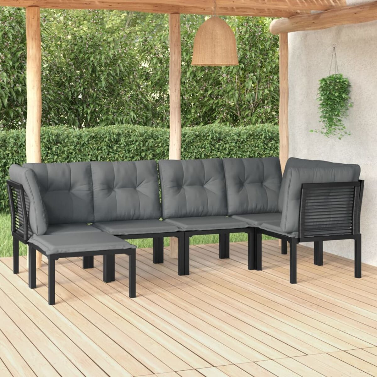 Ecksofa im Freien mit grauen Kissen, Holzdeck, unter einer überdachten Veranda.