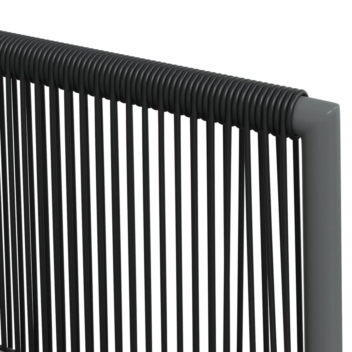 Nahaufnahme eines schwarzen Seilzauns mit grauem Metallrahmen, vertikale Linien.