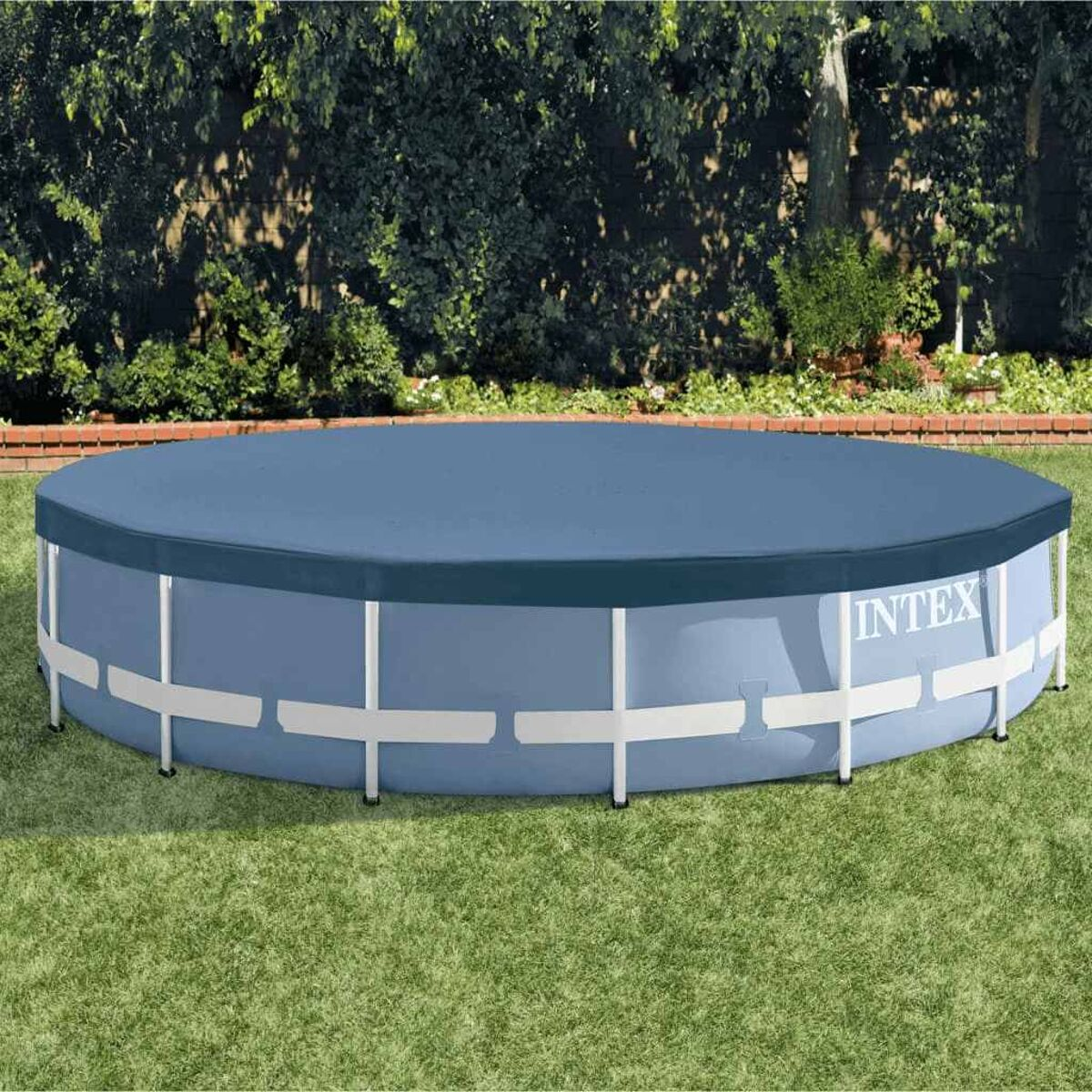 Blauer runder oberirdischer Pool mit blauem Deckel. Grüner Gras-Hintergrund.
