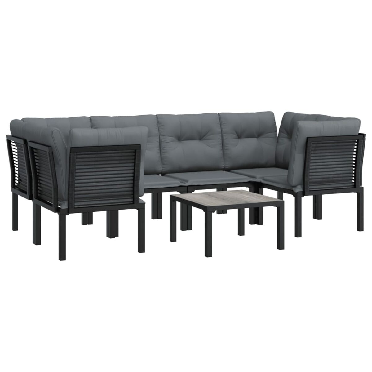 Ein Outdoor-Set mit Sofa, Stühlen und einem Tisch.