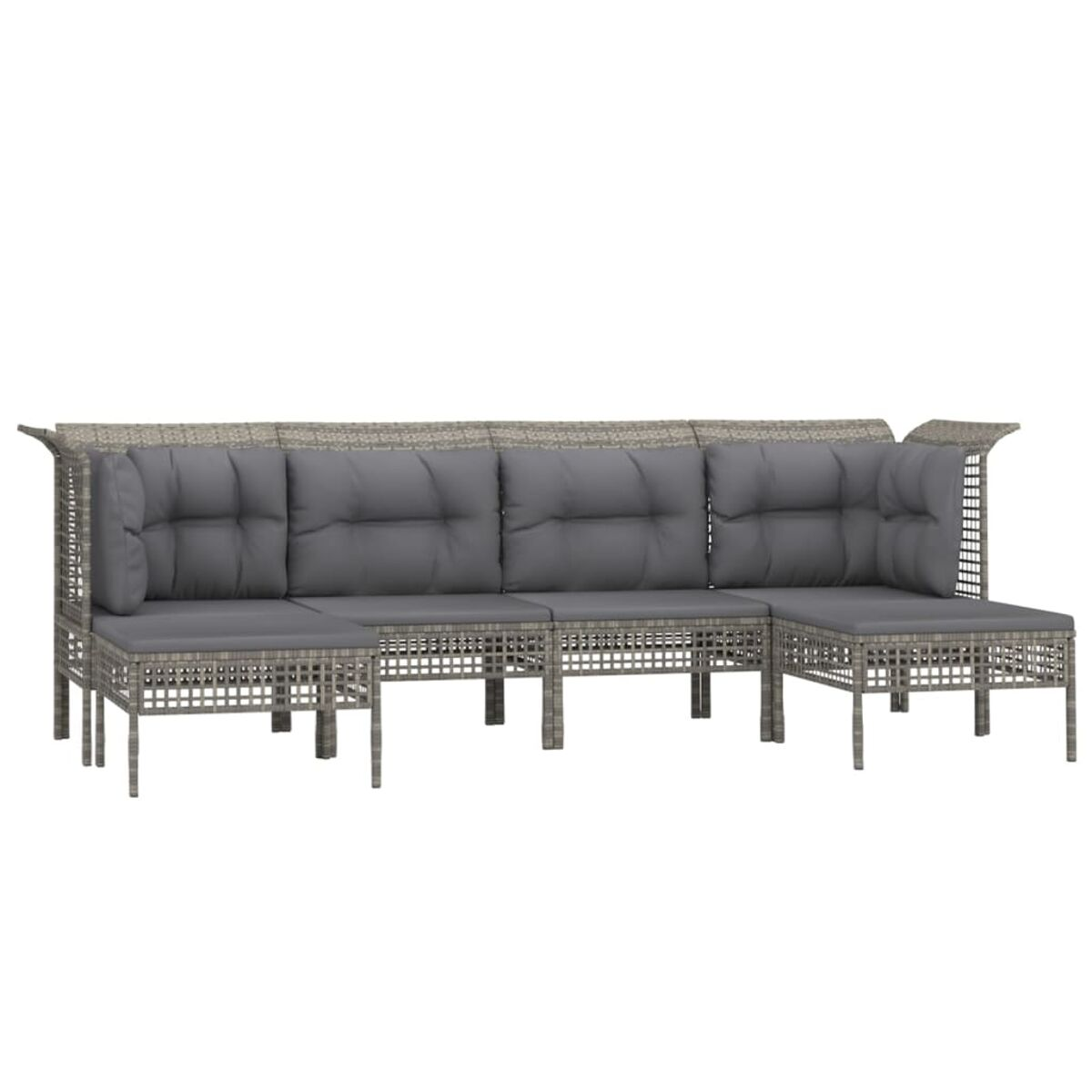 Graues Rattansofa. Es ist L-förmig mit Kissen. Graue Kissen und Rückenlehnen.