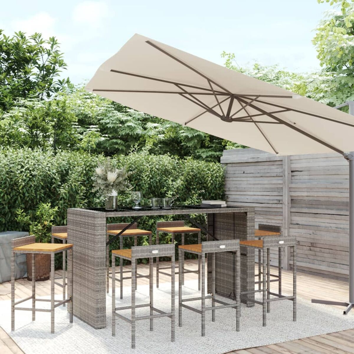 Outdoor-Bar-Set mit Sonnenschirm. Enthält einen hohen Tisch, Hocker und einen cremefarbenen Schirm.