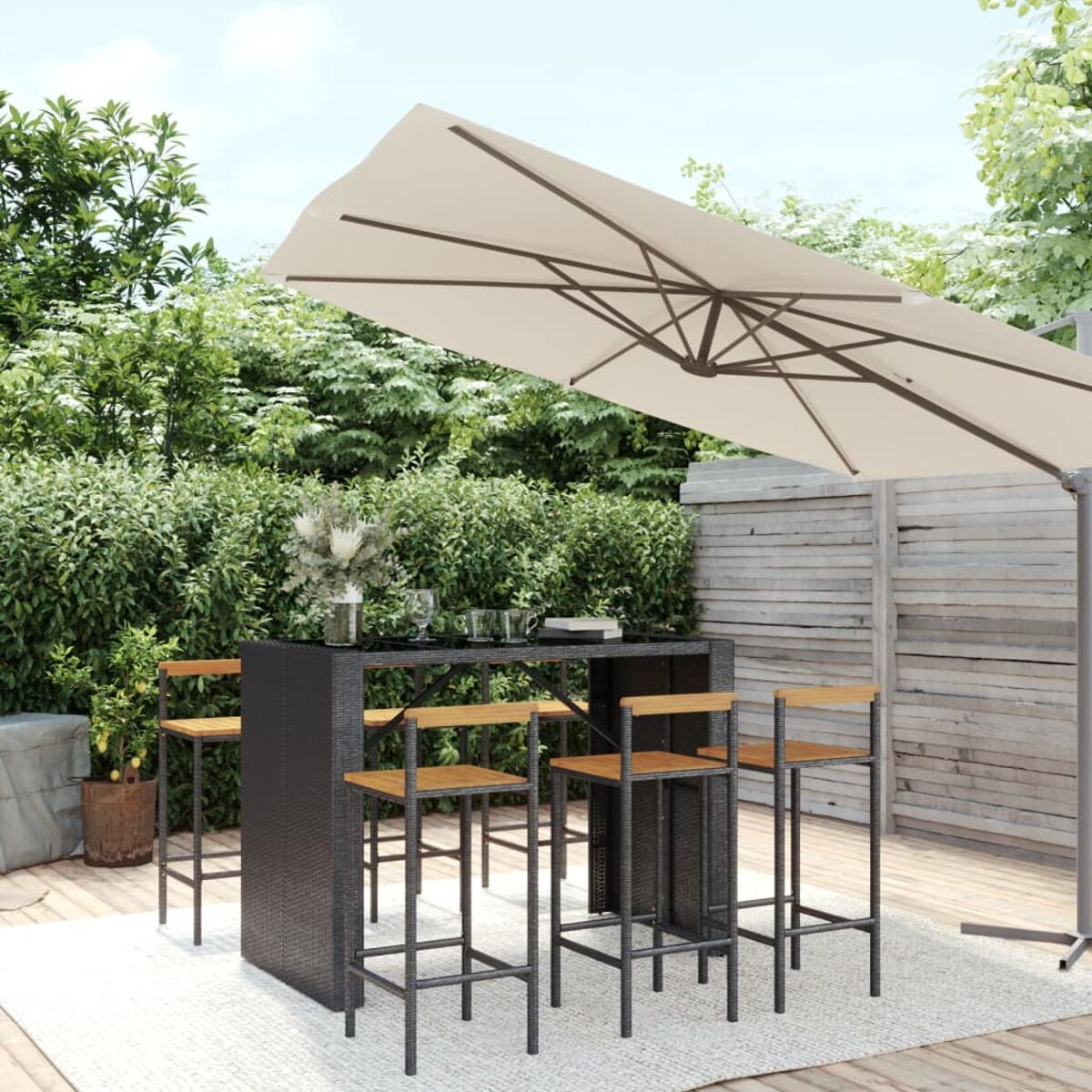 Bar-Set für den Außenbereich mit Tisch, Hockern und Sonnenschirm. Grüner Hintergrund.
