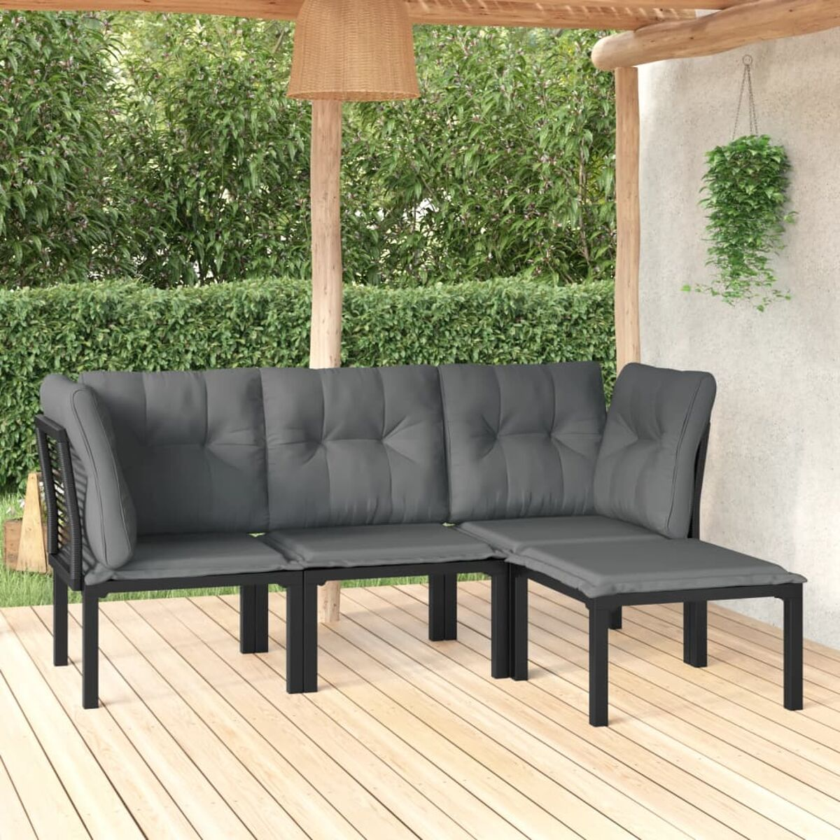 Ein graues Outdoor-Ecksofa mit dunklen Kissen, auf einem Holzdeck.
