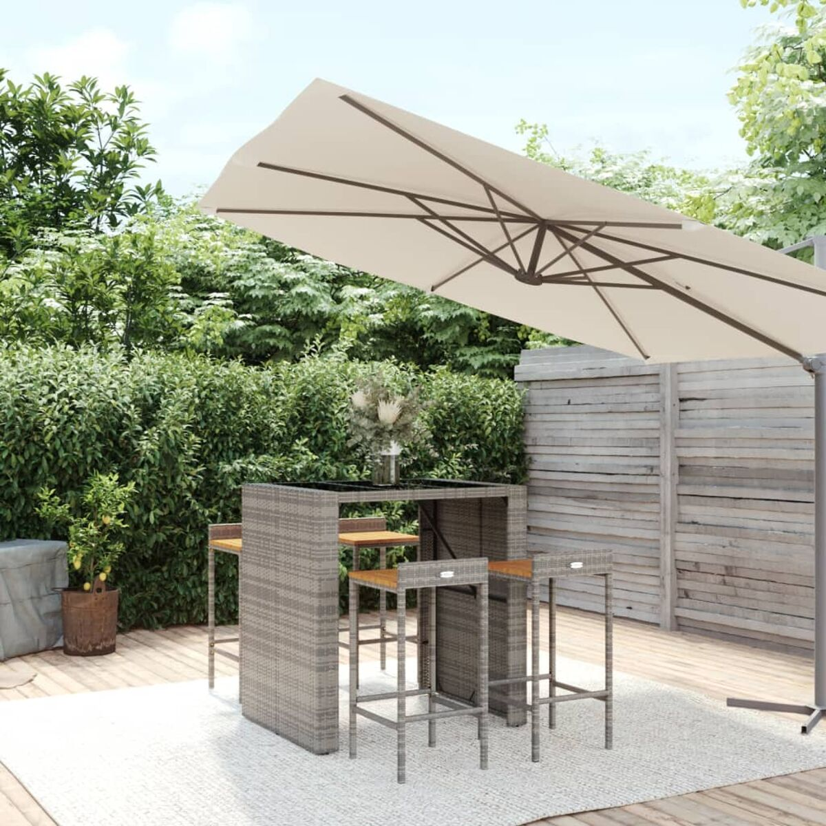 Outdoor Bar-Set mit Sonnenschirm, Hockern und Tisch, auf einem Deck.