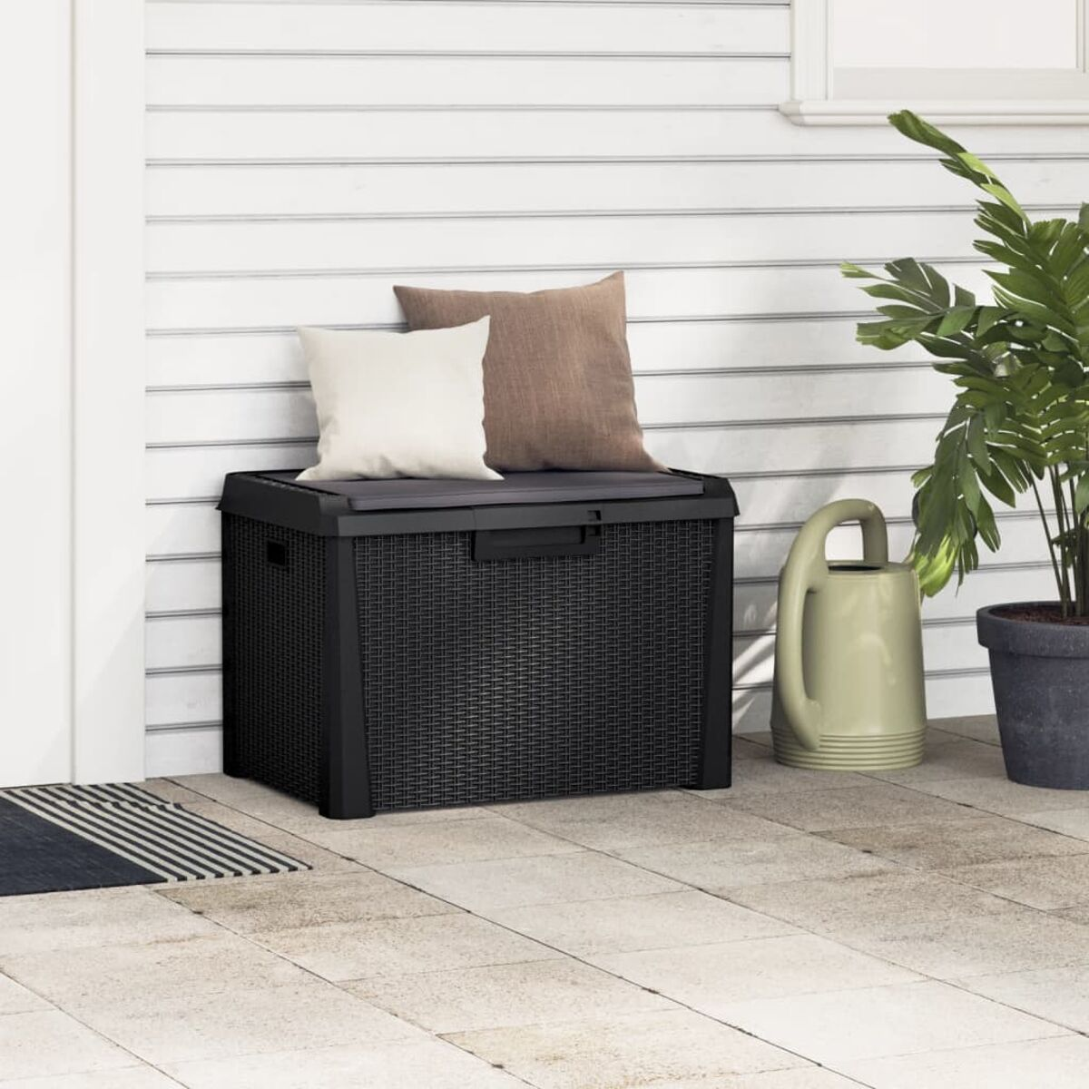 Eine schwarze Outdoor-Aufbewahrungsbox mit zwei Kissen oben drauf.