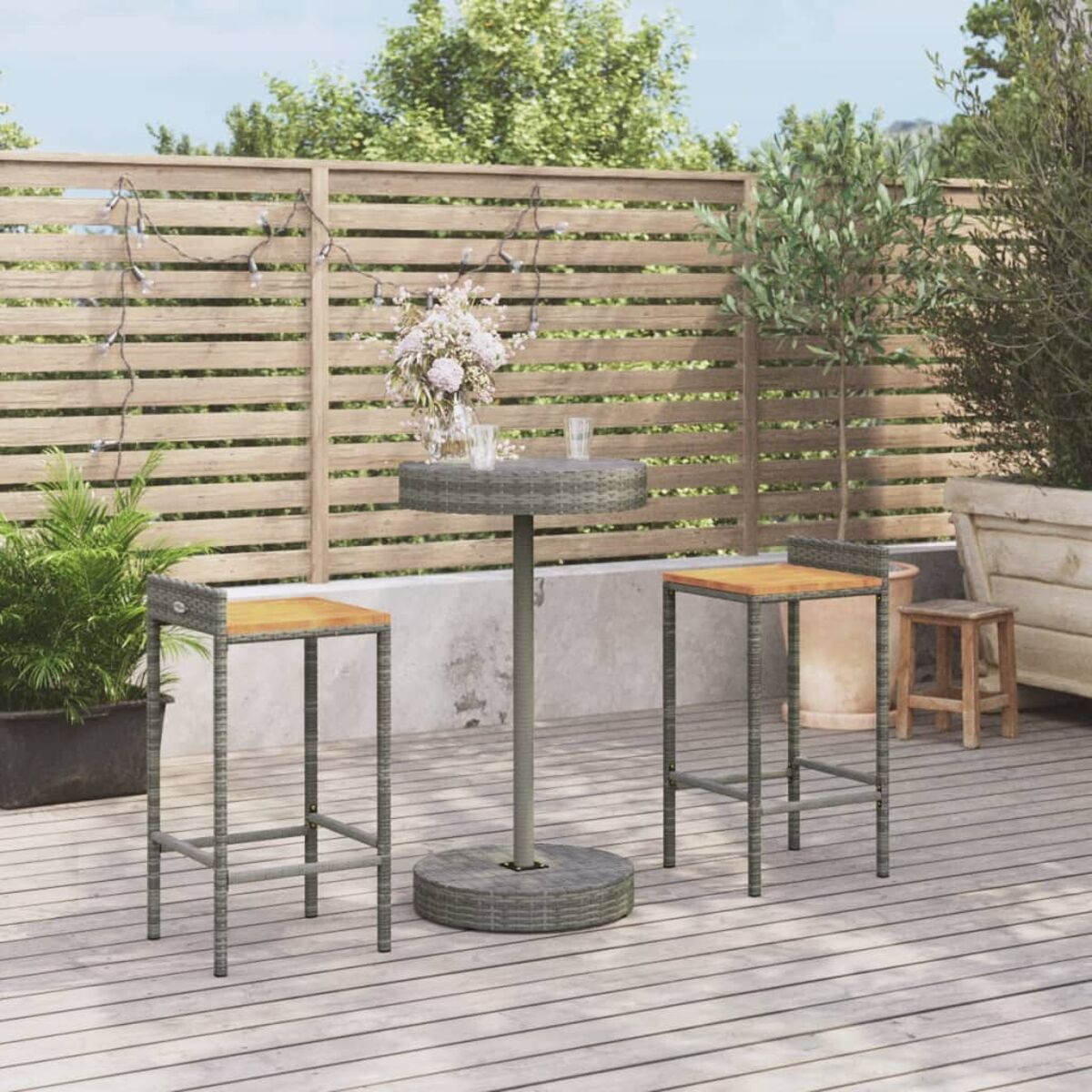 Outdoor-Bar-Set mit rundem Tisch und zwei Barhockern.