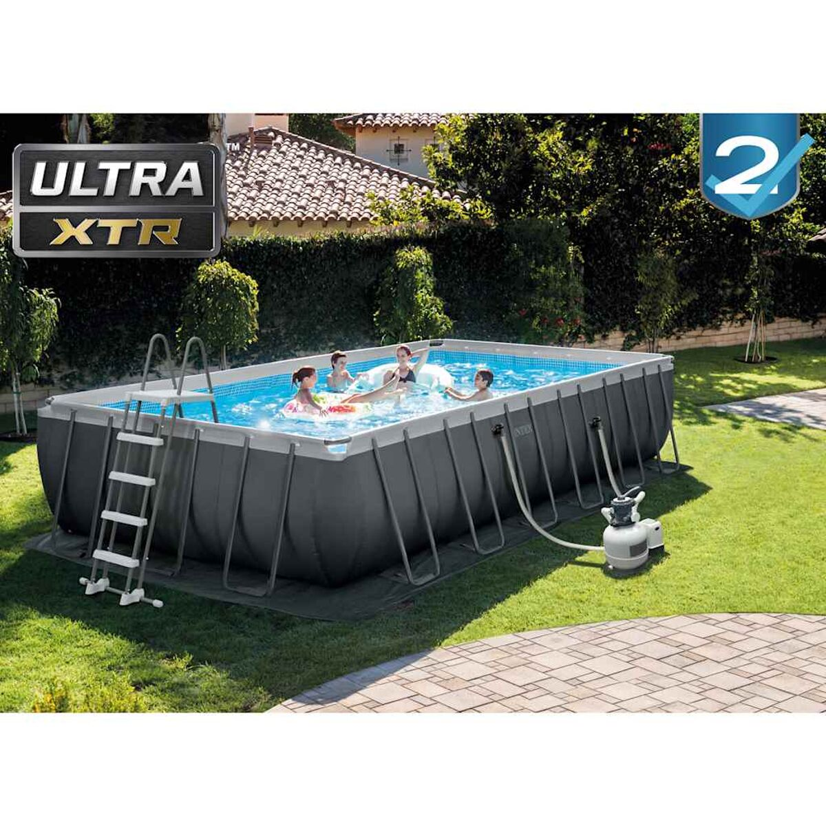 Ein oberirdischer Pool mit schwimmenden Personen, einer Leiter und einer Pumpe im Garten.