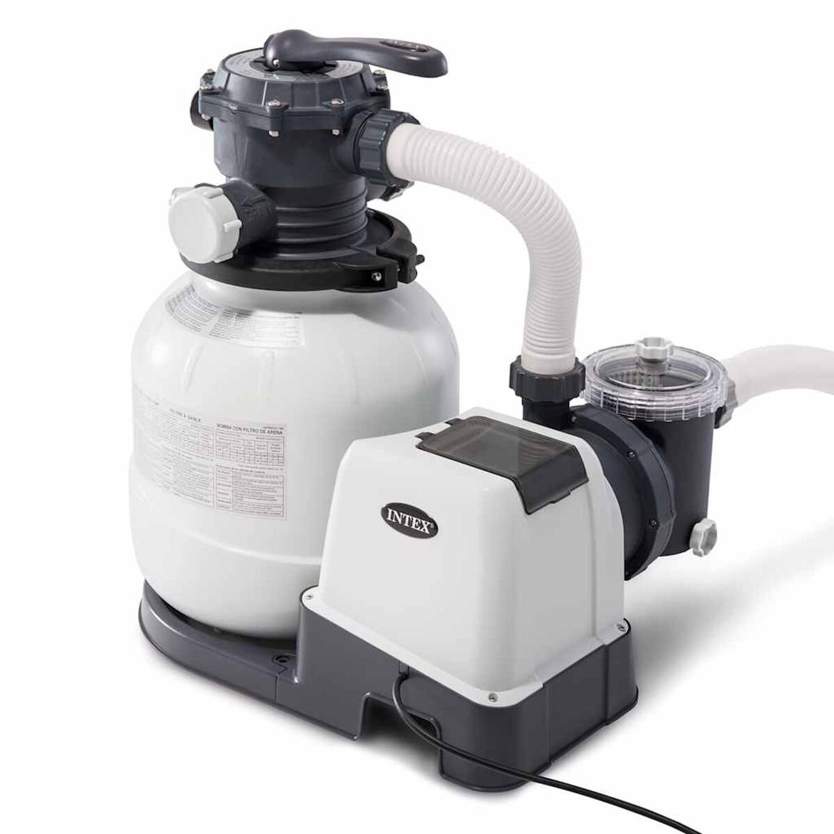 Intex Sandfilterpumpe auf weißem Hintergrund, mit angeschlossenen Schläuchen.